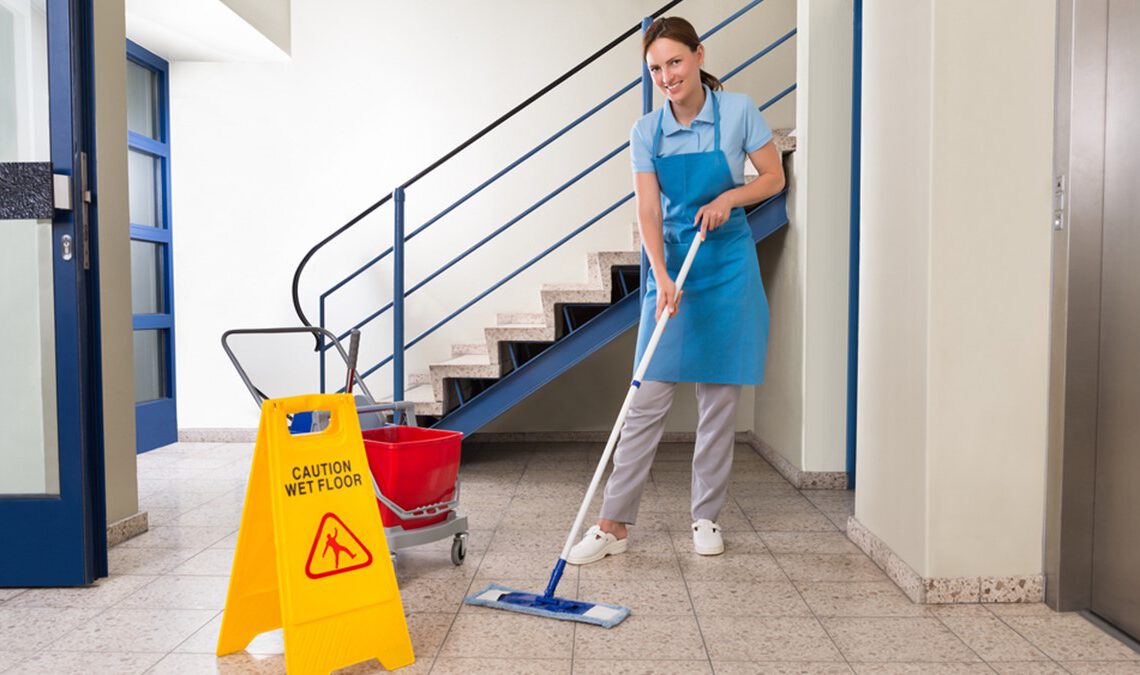 Cara membersihkan lantai berminyak